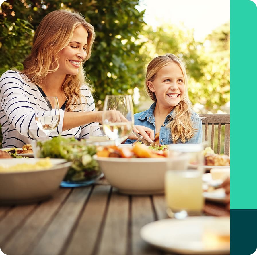 Produtos Vibra Foods em uma mesa com salada e molho