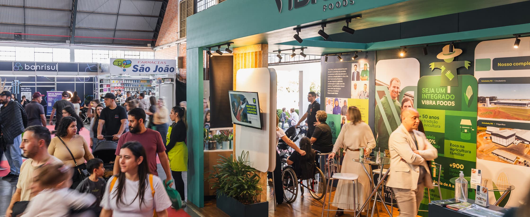 Equipe Vibra Foods em estande de evento internacional