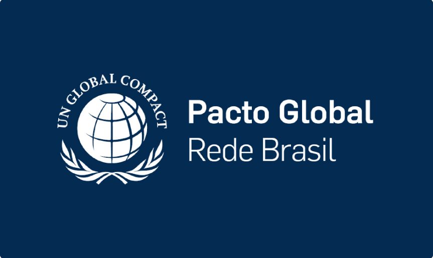 Fundo azul - Selo Pacto Global Rede Brasil em contraste de letras grossas e finas à direita  e representação do globo em branco e linhas azuis e desenho de asas em linhas brancas à esquerda.