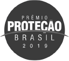 Selo Prêmio Proteção Brasil 2019 em um círculo dividido ao meio representando a terra fértil em preto e branco